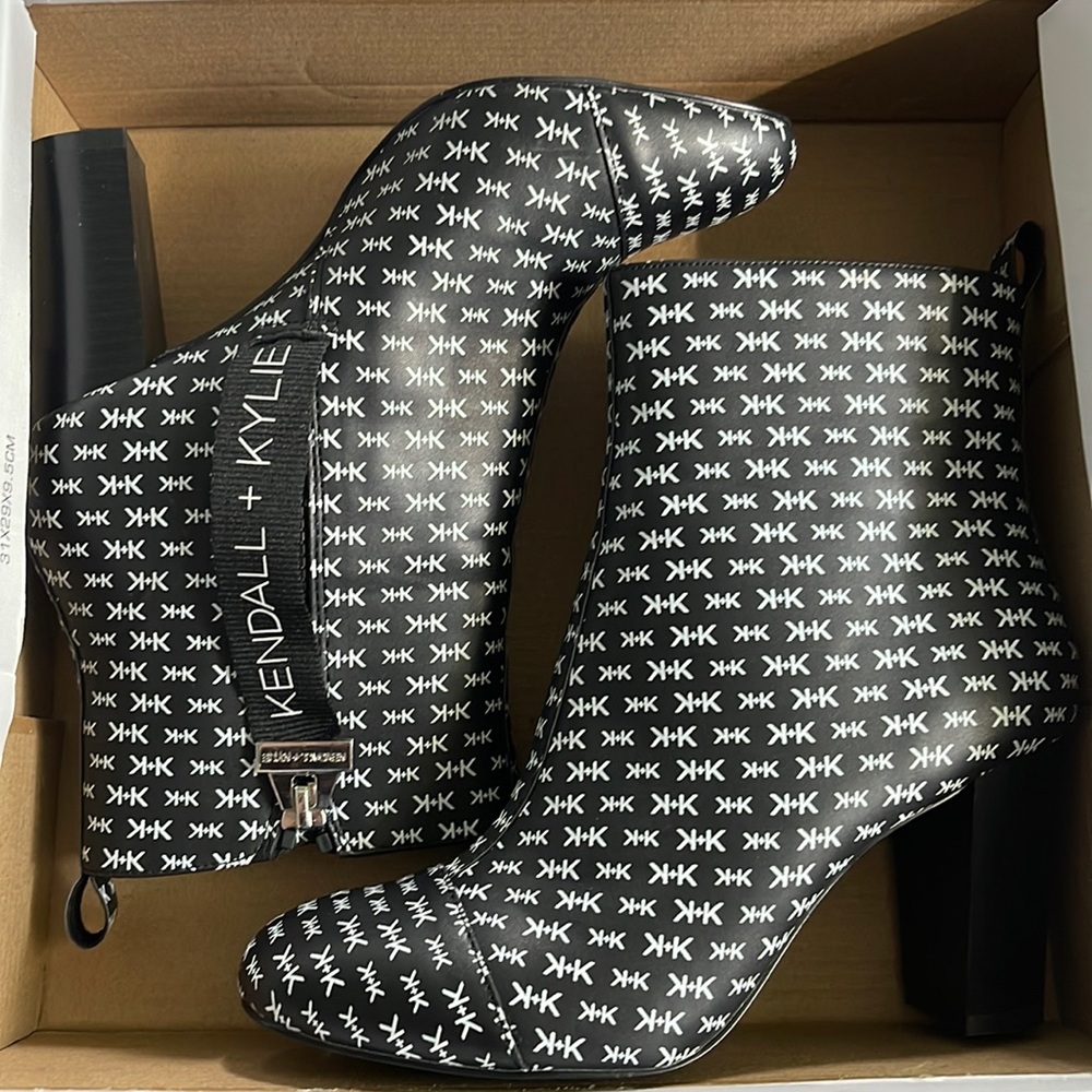 Kendall & Kylie Women's Shoes Kendall + Kylie Arenza
Block Heel Bootie